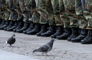 Paßt nicht zusammen: Friedenssymbol vor Bundeswehrsoldatenstiefe...