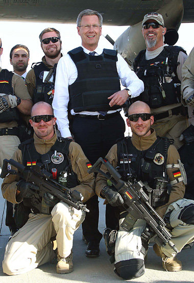 Bandidos Bellevue? Wulff mit deutschen Polizeiausbildern in Afgh... Bandidos Bellevue? Wulff mit deutschen Polizeiausbildern in Afgh...