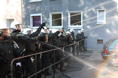 Aus sicherer Entfernung. Polizeieinsatz am 3. September in Dortm... Aus sicherer Entfernung. Polizeieinsatz am 3. September in Dortm...