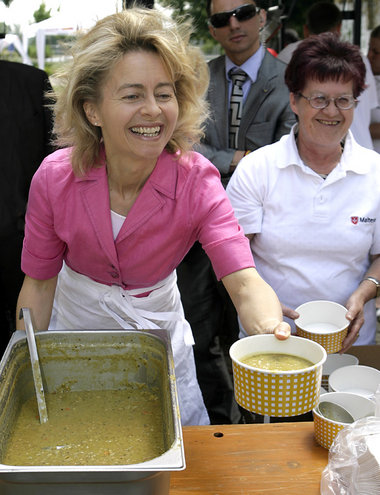 Almosen-Show: CDU-Politikerin Ursula von der Leyen posiert bei e...