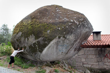 Der Stein des Verlegers– hier in Póvoa de Lanhoso, Nord-Portugal