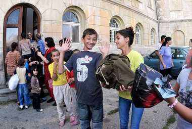 Von Hand zu Hand – Ausladen der Hilfsgüter vor dem Flüchtlingshe...