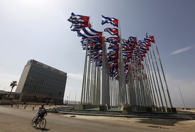 Fahnenmeer vor der US-Interessenvertretung in Havanna als Protes...