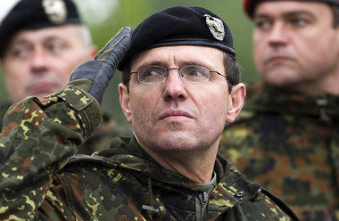 Der verantwortliche Kommandeur, Oberst Georg Klein, am 4. Mai 20... Der verantwortliche Kommandeur, Oberst Georg Klein, am 4. Mai 20...