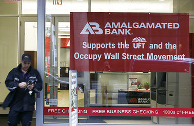 Die US-amerikanische Gewerkschaftsbank Amalgamated solidarisiert...