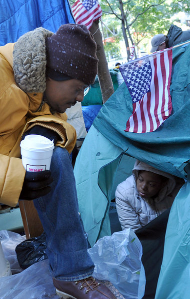 Job verloren – Michael Morgan vor seinem Zelt im Zuccotti-... Job verloren – Michael Morgan vor seinem Zelt im Zuccotti-...