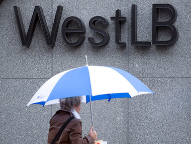 L&ouml;chriger Schirm. F&uuml;r die Bad Bank der Westdeutsche La...