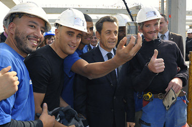 Schnappschu&szlig; mit dem Pr&auml;sidenten: Sarkozy mit Bauarbe...