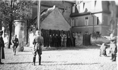 »Einsatzgruppen«, hier bei Erschießungen in Po... »Einsatzgruppen«, hier bei Erschießungen in Po...
