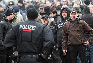 Von Antifaschisten (nicht im Bild) am Aufmarsch gehindert: Neona... Von Antifaschisten (nicht im Bild) am Aufmarsch gehindert: Neona...