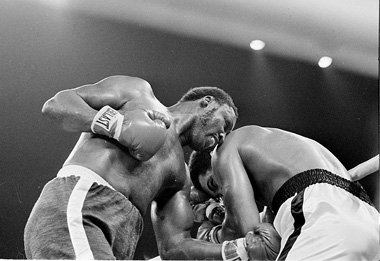Vierte von 14 Runden: Frazier und Ali am 1. Oktober 1975 in Mani... Vierte von 14 Runden: Frazier und Ali am 1. Oktober 1975 in Mani...