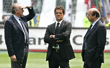 Moggi (r.) im Kreis der Juve-Getreuen, 2006: Exchef Antonio Gira...