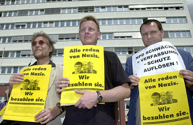 Erfurt am 14. Mai 2001vor dem Landesamt für Verfassungsschu... Erfurt am 14. Mai 2001vor dem Landesamt für Verfassungsschu...