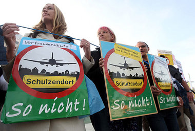 Demonstration von Fluglärmgegner am 16. September vor dem Kanzle... Demonstration von Fluglärmgegner am 16. September vor dem Kanzle...
