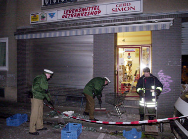 Geht auch der Bombenanschlag auf ein Lebensmittelgesch&auml;ft i...