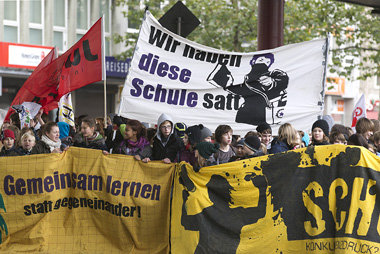 Bremer Schüler demonstrierten am Dienstag vor der dortigen ... Bremer Schüler demonstrierten am Dienstag vor der dortigen ...