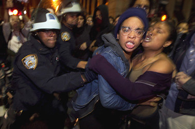 Polizeiaktion gegen das »Occupy Wall Street«-Protestcamp im Zucc... Polizeiaktion gegen das »Occupy Wall Street«-Protestcamp im Zucc...