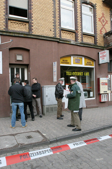 Kassel, 6. April 2006: Vor dem Internetcafé, in dem der a... Kassel, 6. April 2006: Vor dem Internetcafé, in dem der a...