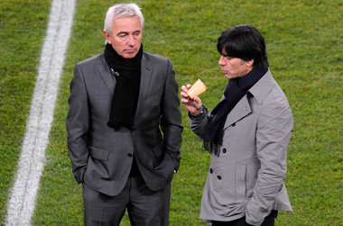 Äh, tja, ist hier jemand überfordert? Bert van Marwijk... Äh, tja, ist hier jemand überfordert? Bert van Marwijk...