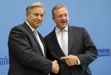 Der Chef (l.) und sein Mehrheitsbeschaffer. Wowereit und Henkel ... Der Chef (l.) und sein Mehrheitsbeschaffer. Wowereit und Henkel ...