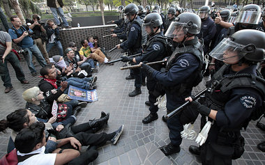 Demonstranten vor einer Filiale der Bank of America in Los Angel...
