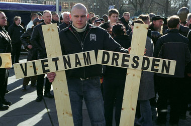 Neonazis mit Geschichtsklitterung auf Dummenfang