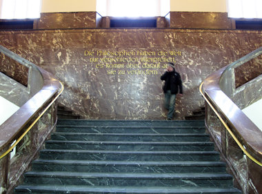 Dank Denkmalschutz hat das Marx-Motto an der Humboldt-Universitä... Dank Denkmalschutz hat das Marx-Motto an der Humboldt-Universitä...