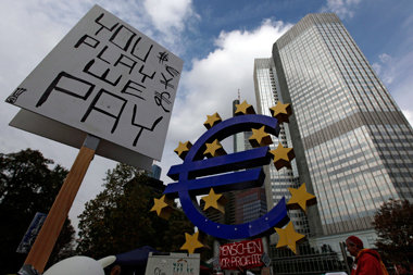 Belagerung des Machtzentrums: Demonstration vor der EZB in Frank...