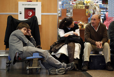 Wartende Passagiere am Hauptstadtflughafen Ezeiza in Argentinien