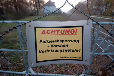 L&auml;ngst weitr&auml;umig abgesperrt: Der Verladebahnhof in Da...