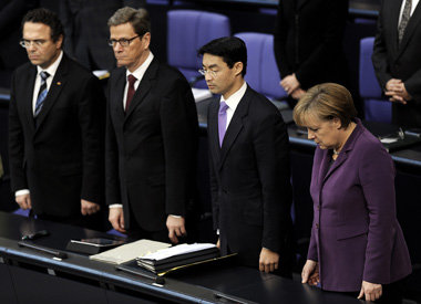 Extrem betroffen: Bundeskanzlerin Merkel und die Kabinettskolleg...