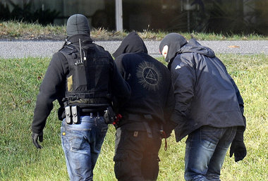 Auf dem Weg zum Haftrichter: André E. (Mitte) und Polizei... Auf dem Weg zum Haftrichter: André E. (Mitte) und Polizei...