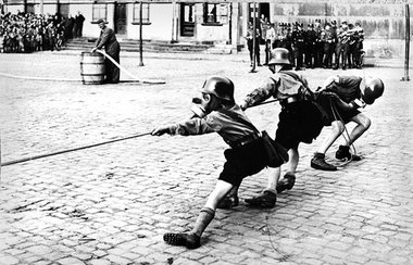 Kriegsspiele 1933: Luftschutz&uuml;bung der Hitlerjugend in Worm...