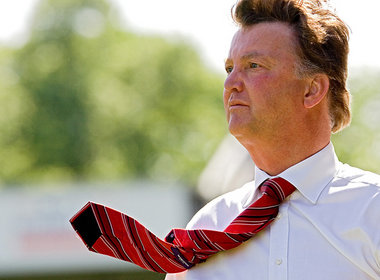 Van Gaal wird sogar von seiner eigenen Krawatte kritisiert