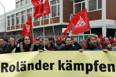 Besch&auml;ftigte demonstrieren vor Manroland-Werk in Offenbach