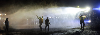 Mit Wasserwerfern ging die Polizei in der Nacht zu Freitag bei M...