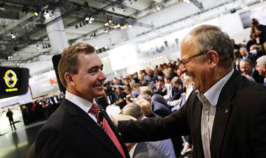 Opel-Vorstand Karl-Friedrich Stracke mit Betriebsratschef Klaus ...