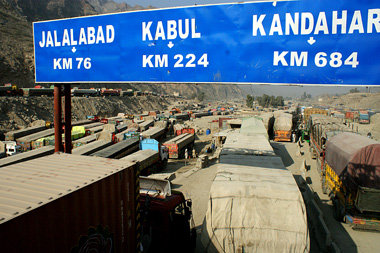 In Pakistan h&auml;ngen Hunderte Lkw mit Nachschub f&uuml;r den ...