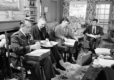 John F. Kennedy (r.) mit General Lyan Lemnitzer, Militärberater ...