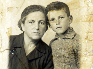 Kind des Exils: Andrej Reder mit seiner Mutter. &raquo;Im Schatt...