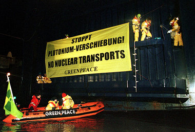 Greenpeace-Aktion gegen den Umschlag von radioaktivem Material i... Greenpeace-Aktion gegen den Umschlag von radioaktivem Material i...