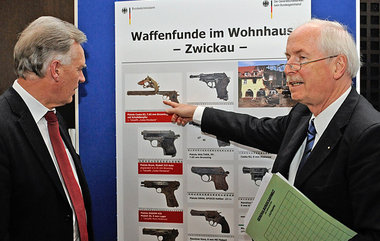 Posieren fürs Pressefoto: BKA-Präsident Jörg Zier... Posieren fürs Pressefoto: BKA-Präsident Jörg Zier...