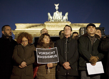 Berlin, 13. November, Mahnwache vor dem Brandenburger Tor