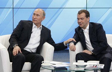Putin (l.) und Medwedew bei einer Wahlkampfveranstaltung am Donn...