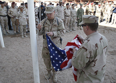 Flaggenwechsel in Basra: US-Soldaten holten am 1. Dezember ihre ...