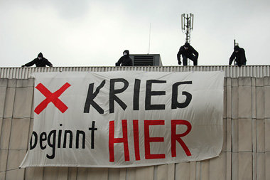 Antimilitaristen der Initiative &raquo;NO CIMIC&laquo; sind Einz...