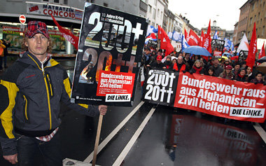 Trotz Regens zogen Tausende Kriegsgegner am Sonnabend durch Bonn