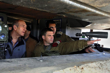 Armee-PR aus Tel Aviv: Premier Olmert (l.) am Dienstag auf Wacht...
