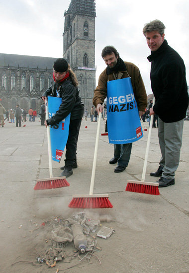 SPD-Mitglieder fegen nach dem Neonaziaufmarsch am 15. Januar 200...