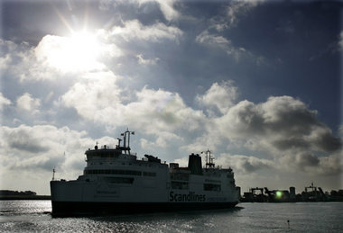 Autofähre läuft im Hafen von Puttgarden auf Fehmarn ein, 25. Okt...
